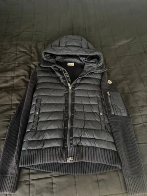 Moncler Cardigan - En jätte vacker cardigan jacka i ett strålande skick, jackan är i storlek M men skulle sitta bra på en storlek S vilket är normalt i dessa modeller!!