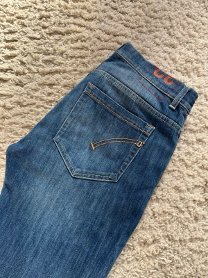 Blå Dondup George jeans, storlek 32 - Blå tvättade Dondup George jeans med riktigt schyssta fades Storlek 32 Liten fläck på vänster ben men inget som märks (går säkert bort i tvätten dessutom), annars nyskick Hör av er vid frågor och vid förhandling!🤩