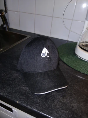 Svart keps moose knuckles - Snygg svart keps från moose knuckles 