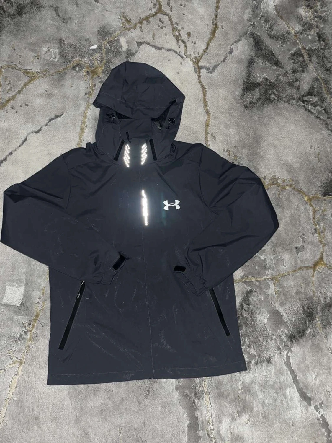 Mörkgrå vindjacka från Under Armour - 1