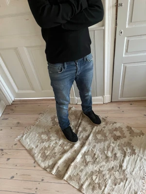 Jack Jones jeans slim - Ett par Jack Jones jeans i modellen slim Glenn, perfekt färg inför våren. Storlek 31/32 och inga defekter eller såvidare. Pris kan diskuteras vid snabb affär