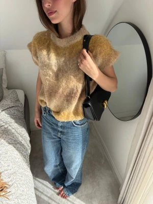 Beige stickad top - Beige / brun stickad tröja med korta ärmar. Storlek S 🫶🏻🫶🏻🫶🏻