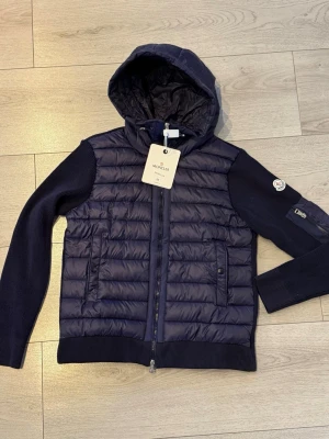 Mörk blå moncler cardigan - En snygg mörk blå moncler cardigan. Riktigt bekväm och prisvärd. Perfekt till dig som vill ta din klädstil till nästa nivå😁