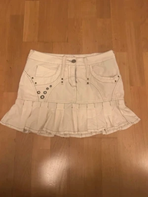 Volangkjol  - Säljer den här coola vintage volangkjolen. Den är knappt använd så i superbra skick, bara att skriva om ni har frågor😊                                       Midjemått: 36 cm tvärs över 