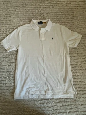 Polo Ralph lauren piké - Snygg Ralph lauren piké som är perfekt till sommaren. Piken är ny med prislapp och man kan scanna qr koden för att se att den är äkta. Kan gå ner lite i pris vid snabb deal. Se mått på bild Hör gärna av er om ni har frågor😁😁