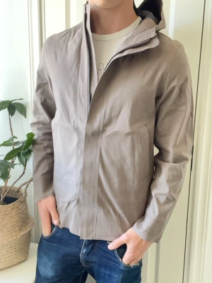 Herno jacka  - Herno jacka - sjukt unik och snygg. Väldigt unik modell som jag aldrig sett förut, matieralt är najs men känns som att den har använts ett tag då det finns några lösa trådar i slutet av tyget här och där. Men inga större defekter direkt. Modellen är 180 cm, 75 kg och bär storlek M. Kom med frågor! 