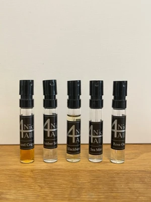 Parfymprover från Niche 4 All - Fem små parfymprover från Niche 4 All i genomskinliga glasflaskor med svarta spraylock. Doftvarianterna är Hazel Cognac, Amber Saffron, Blackberry Rum, Sea Mint och Rose Oud. Varierande mängder kvar i flaskorna. 