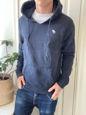 Abercrombie and fitch hoodie  - Abercrombie and fitch hoodie. Inga defekter! Modellen i bilderna är 180 cm 75 kg och bär Storlek M  , Kom med frågor! 🌟 (Kan gå ned i pris vid köp av paket 😉) 