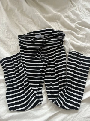 Randiga yoga pants från ginatricot - Randiga yoga pants från Gina tricot i storlek 134/140🌟💕 jättefina o sköna mjukisbyxor 