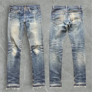 Blå selvedge jeans från A.P.C. - Otroligt snygga blå jeans från A.P.C. med sjukaste faden och washen!! 10/10. Midjemått: 39 cm, ytterbenslängd: 103 cm, fotvidd: 16-17 cm.