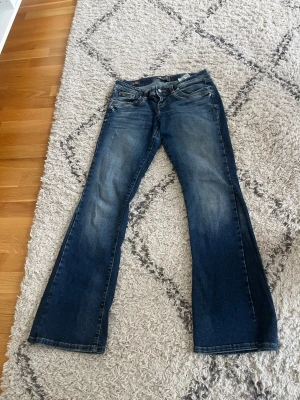 Ltb jeans  - Säljer dessa jättesnygga lågmidjade jeansen från Ltb i storlek 28/32.  Har sytt ut dem där nere och lagt till tyg för att få de mer bootcut och mindre raka, se bild 5. De är även något slitna på insidan av midjan där de gått upp lite men det är inget som syns när dem sitter på, bild 6.