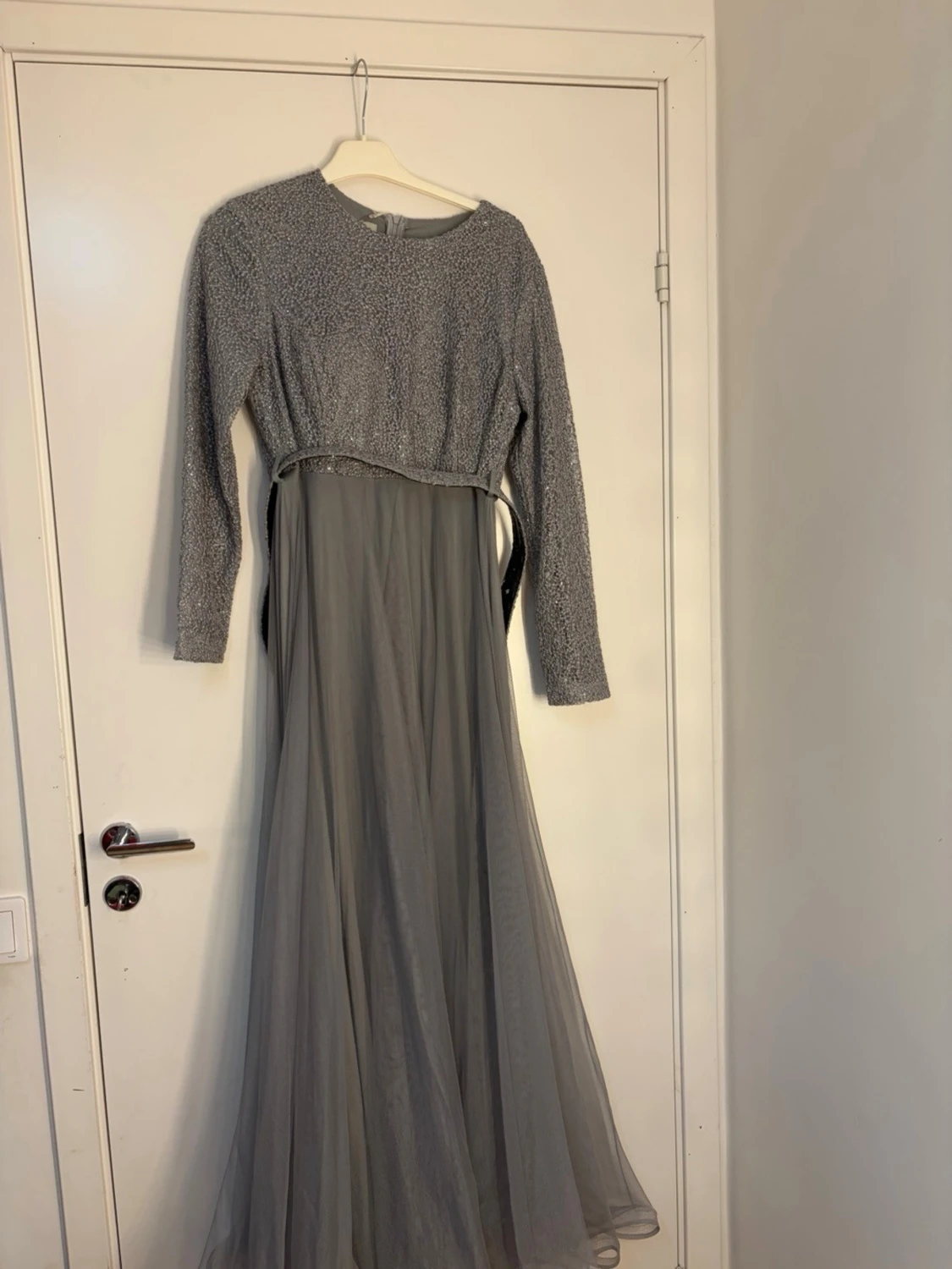 Lång grå klänning med glitterdetaljer
