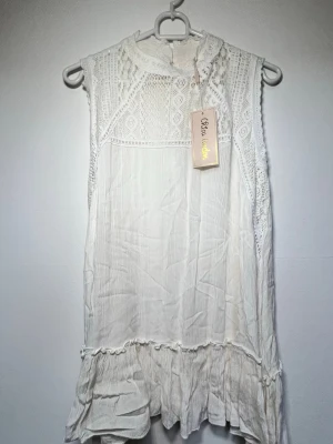 Kortärmad tunika - En helt ny (med prislapp) kortärmad tunika perfekt inför sommaren☀️Kommer ifrån märket Chica London och är i storlek 10, vilket i EU mått motsvarar ungefär M☺️ - 100% viscose - Ordinarie pris 399kr - Brodyr vid hals/bröst - 2 st knappar baktill