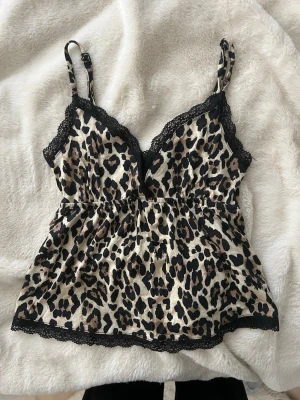Leopard mönstrad topp - Leopard mönstrad topp ifrån Gina Tricot, aldrig använd och ser ut som ny! i storlek XS 🐆