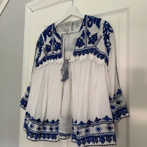 Zara kofta  - En super härlig kofta som är perfekt nu till sommaren! Den är köpt secondhand och har inga defekter. Skriv för fler bilder eller frågor.🫶🏻🫶🏻