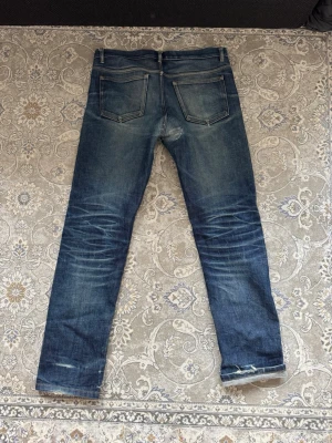A.P.C selvedge jeans  - Säljer nu dessa grymma apc selvedge jeans med en otrolig fade! De har tyvärr blivit för små och måste därav sälja dem. De har använts runt 1 år och tvättats ett fåtal gånger! Därav den brutala faden😊. Tyvärr gick de sönder i skrevet men jag gjorde en ordentlig lagning så det kommer säkerligen inte hända igen! Gillar man inte lagningen går det att sprätta upp och göra om 👍