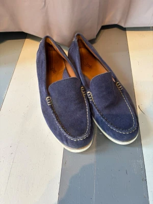 Blå mocka loafers Polo Ralph Lauren - Snygga blå loafers i mocka från Polo Ralph Lauren. Perfekt nu till sommaren. Först till kvarn