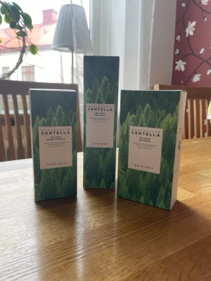 SKIN1004 Centella hudvårdsset - Säljer ett hudvårdsset från SKIN1004 med serien Tea-trica. Setet innehåller serum i glasflaska med pipett, rengöringsskum i tub och ansiktskräm i tub. Produkterna har gröna och vita förpackningar med minimalistisk design. Just detta set är till för aknebenägen hud och har bara öppnats. Allt är fräscht och nytt, köpt för nån dag sedan!🥰