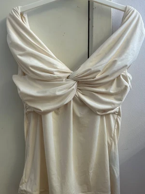 Champagnefärgad omlott tubtopp - Snygg champagnefärgad tubtopp med omlott-detalj och knut framtill. 💕