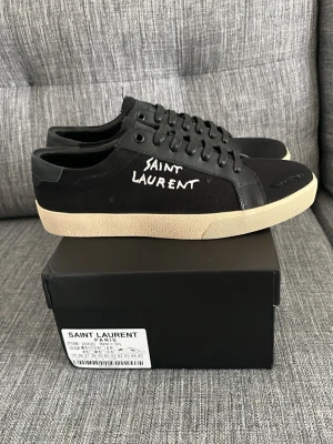  Saint Laurent skor - Säljer dom här asssss feta saint Laurent skorna just nu helt nya bara testad en gång. Storlek 41  Säljer skorna för 2000 priset kan absolut diskuteras vid snabb affär 👍 Box följer dessutom med 