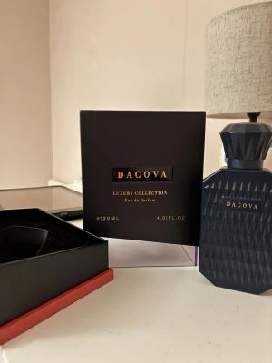 Dacova By sedra Perfumes - Manligt och väldigt fin doft, sött och kompineras med väldigt fina noter. Parfymen finns inte i EU. 90/120ml flaska, Ny pris 2200kr med frakt. Mitt pris 1572 / du betalar frakt. Hör av vid intresse.