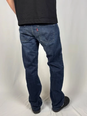 Levi's 506 Standard - Levi's Jeans | Modell: 506 Standard | Skick 9/10 mycket bra | Nypris ca 2500kr | Mitt pris 1099kr | Size: 30/32 | Modellen är 182cm och väger 67kg | Midja: 41cm | Ytterbenslängd: 104cm | Benöppning: 21cm | Lår: 28cm | Kom gärna pm vid frågor eller funderingar |