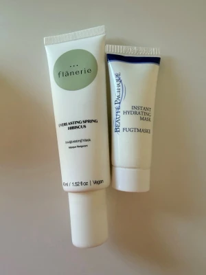 Ansiktsmasker från Flanerie & Beauté Pacifique - Två ansiktsmasker: Flanerie Everlasting Spring Hibiscus Invigorating Mask (vegan, 45 ml) och Beauté Pacifique Instant Hydrating Mask. Båda i vita tuber med tryck, perfekta för återfuktning och glow. Smidiga att ta med och använda i din hudvårdsrutin.