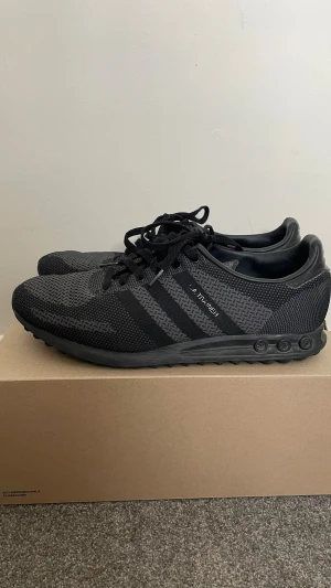 Adidas LA trainers - Snygga och stilrena Adidas skor i modellen LA trainers. Storlek 46 men passar mer 45. Använda väldigt sparsamt. Pris kan diskuteras vid en snabb affär och skriv privat för fler bilder eller vidare frågor. 