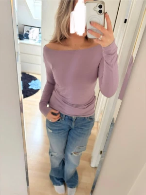 Ljusrosa intimissimi topp - Säljer en ljusrosa långärmad intimissimi topp med rund/båtringad halsringning. Den formar sig jättefint mot kroppen och känns väldigt luftig och mjuk. Superfin till jeans, tjol, kostymbyxor, linnebyxor osv. Jättefin färg som gör att man ser mer pigg ut och passar perfekt till sommaren och våren. Man kan klä upp och ner den till alla tillfällen💕Köptes för ca 1,5 år sedan men är aldrig använd från intimissimi. Jättehållbart och stretchigt material- nästan som träningströja fast inte glansig💕