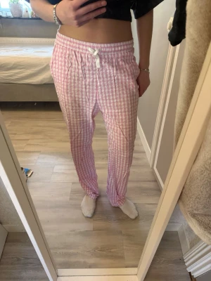 Pyjamasbyxor - Super söta pyjamasbyxor, knappt använda ! Passar mig som vanligtvis har xs