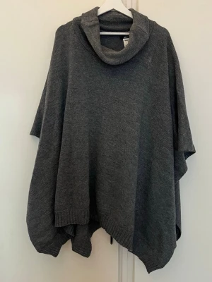 Poncho  - Säljer denna fina gråa ponchon ifrån ginatricot i storlek onesize. Super mysig nu till hösten! Bra skick 🌸