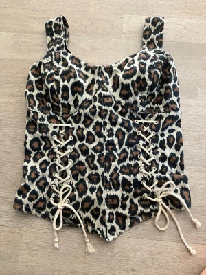 Leopard topp - Insydd leopard topp med dragkedja bak