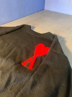 Ami Paris  - Clean svart tröja med den ikoniska röda hjärtloggan – enkel men sticker ändå ut 🔥 Perfekt för både vardag och lite mer uppklätt.