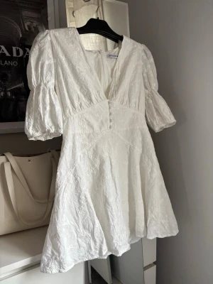 Adoore klänning  - Superfin vit kort klänning från Adoore som är i super fint skick. Den enda defekten är att knappen längst upp hänger lite löst som man ser på bilden. Det går att sy lätt! Jag köpte den för 1100☺️skulle säga att den är väldigt liten för att vara 40. Den passar mer som S/M 