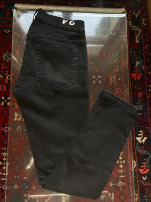 Dondup jeans - Säljer dessa svarta jeans från dondup. Klassisk dondup passform, dvs smalare i ankeln något större vid midja och lår. Tillverkade i stretchigt bomullsmaterial för komfort. Byxorna är köpta för en månad sedan och har inte använts eftersom den är för stora på mig (därav helt nya). Nypris: 2499 kr (har kvar prislapp). 