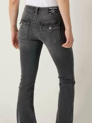 BECCA True Religion jeans - LÄS BION INNAN KÖP!! Snygga grå bootcut jeans från True Religion med ikoniska bakfickor och silverfärgade knappar. Jeansen har en klassisk femficksdesign och är tillverkade i stretchigt denim för en bekväm passform.     ❗️OBS❗️Tajta på mig som vanligtvis bär XS. Lite skrapade längst ner men ingenting som märks super tydligt. Även lite långa på mig som är 161cm. 