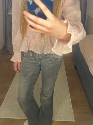 Grå jeans - Säljer ett par gråa jeans som jag nyligen växt ur. Jeansen har fina knapar bak på fickorna. Skriv till mig om ni har frågor!🌸