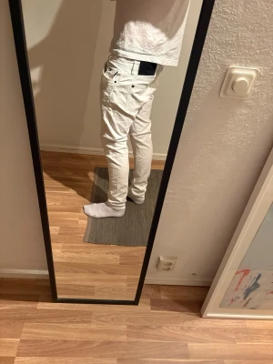 Tramarossa Jeans - Säljer ett par vita tramarossa jeans i nästan oanvändt skick. Storleken är 34 men de är ganska små i storleken. Lapp och påse finns också. Om något undras över så skriv gärna😁 