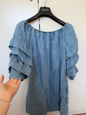 Volang klänning  - Så söt klänning med volang armar från Zara, storlek S, off shoulder 