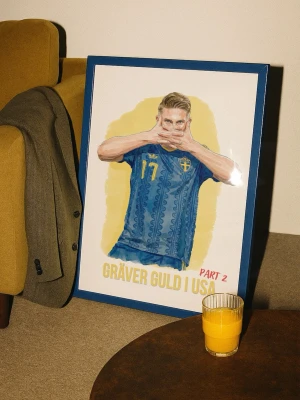 Stor Gyökeres Poster - Gräver Guld i USA Part 2 - Snygg VM poster med illustration av Viktor Gyökeres i blå landslagströja och texten 'Gräver Guld i USA Part 2'. 50x70 cm