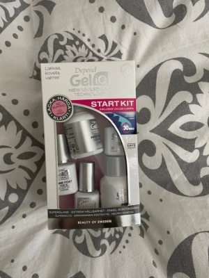 Depend GeliQ Start Kit nagellack - Depend GeliQ Start Kit är ett komplett kit för gelnaglar med UV/LED-lampa. Innehåller baslack, topplack och färgat lack i silvriga flaskor. Perfekt för dig som vill fixa snygga och hållbara naglar hemma. 