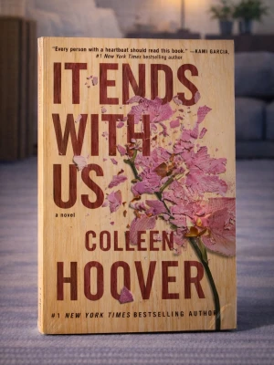 It Ends With Us (Brand new, in English) - Skick: Helt ny bok. Omslag: Pappercover. Storlek: standard (inte pocket). Förpackning: I sitt originala plastomslag. Från: Stockholm. Snabb leverans inom Sverige.