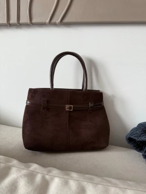 Mörkbrun mocka handväska - jätte söt väska från glitter, aldrig kommit till användning 🌸