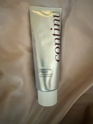 Continu Hydrating Primer - Använd endast två gånger, väljer att sälja den då jag inte gillar doften, Continu Hydrating Primer är en leave-in behandling för håret som ger intensiv återfuktning och näring med vitamin F och hyaluronsyra. Produkten har värmeskyddande egenskaper tack vare algextrakt och passar alla hårtyper. 