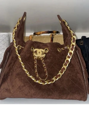 brun väska  - ny väska , dust bag följer med . Finns två st om någon är intresserad 