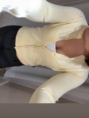 Ljusgul kofta  - Ljusgul kofta. Aldrig använd🥰