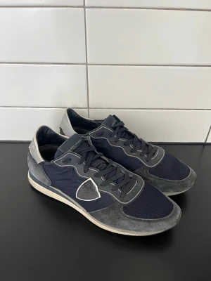 Philippe Model skor (45) - Säljer nu min brorsas Philippe Modell dojjor! Han har använt de till och från, men skulle säga att skicket fortfarande är bra, 8/10.  Storlek 45🤝