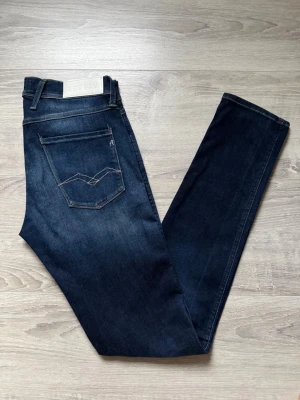 Replay jeans  - || Ett par riktigt Snygga mörkblå  jeans från Replay || Storlek W30 L34 || Jeansen är i väldigt bra skick. || Vid fundering är det bara att hojta till ! 