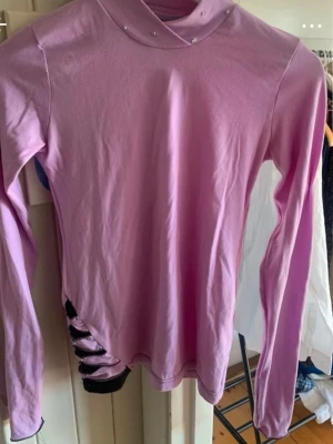 Karisma tröja  - Jätte fin konståkningströja från Karisma, nyskick använd fåtal gånger. 