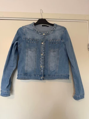 Jeansjacka med pärlor - En jeans jacka med pärlor på från MICHA. Den är använd ett fåtal gånger.